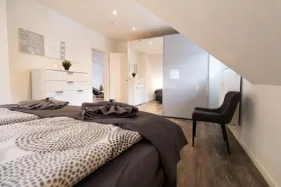 Ein Bett oder Betten in einem Zimmer der Unterkunft Fewomo, Historisches Moselflair Apartment, 6 Personen, Stilvoll & Komfortabel für deinen Urlaub