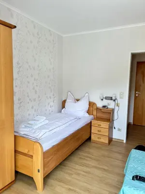Ein Bett oder Betten in einem Zimmer der Unterkunft Hotel Haus Christa