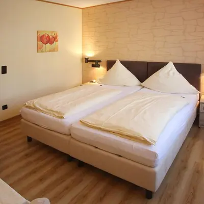 Ein Bett oder Betten in einem Zimmer der Unterkunft Hotel Haus Christa