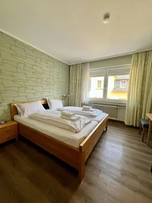 Ein Bett oder Betten in einem Zimmer der Unterkunft Hotel Haus Christa