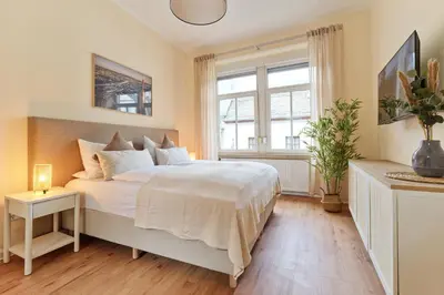 Ein Bett oder Betten in einem Zimmer der Unterkunft MARX - Geräumige Ferienwohnung im Zentrum von Trier - bis 6 Personen, 2 Schlafzimmer, WLAN & Waschmaschine