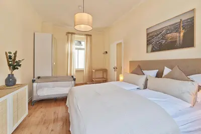 Ein Bett oder Betten in einem Zimmer der Unterkunft MARX - Geräumige Ferienwohnung im Zentrum von Trier - bis 6 Personen, 2 Schlafzimmer, WLAN & Waschmaschine