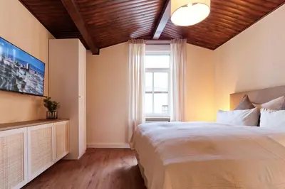 Ein Bett oder Betten in einem Zimmer der Unterkunft MARX - Geräumige Ferienwohnung im Zentrum von Trier - bis 6 Personen, 2 Schlafzimmer, WLAN & Waschmaschine