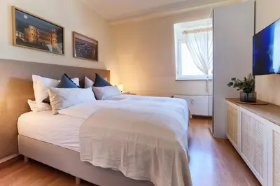 Ein Bett oder Betten in einem Zimmer der Unterkunft MARX - Zentrales & geräumiges Apartment für bis zu 6 Personen - 2 Schlafzimmer mit TV, WLAN & Waschmaschine