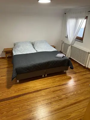 Ein Bett oder Betten in einem Zimmer der Unterkunft Loreley 2 Zimmerwohnung mit Hof und Garten