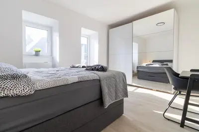 Ein Bett oder Betten in einem Zimmer der Unterkunft Fewomo, Mosel Maisonette, mit Terrasse & Winzerflairallee, für 6 Perfekt, für 8 geeignet