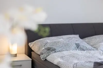 Ein Bett oder Betten in einem Zimmer der Unterkunft Fewomo, Mosel Maisonette, mit Terrasse & Winzerflairallee, für 6 Perfekt, für 8 geeignet
