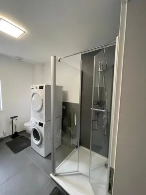 Ein Badezimmer in der Unterkunft Fewomo, Mosel Maisonette, mit Terrasse & Winzerflairallee, für 6 Perfekt, für 8 geeignet