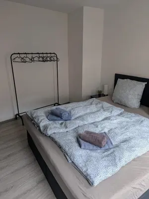 Ein Bett oder Betten in einem Zimmer der Unterkunft FeWo Innenstadt mit Parkplatz in 200m Entfernung bis 4 Personen, 80m bis Markplatz