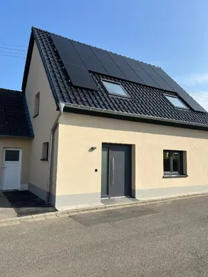 Das Gebäude in dem sich das Ferienhaus befindet