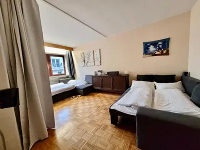 Ein Bett oder Betten in einem Zimmer der Unterkunft BAT Home Solutions Trier-Euren - alles was ein Hotel nicht bietet - 10 Min zur Altstadt - 98 qm Scheune für 9 Personen mit Sternenhimmel, Wintergarten, Grill und Kino - barrierefrei dank Lift & Auffahrt