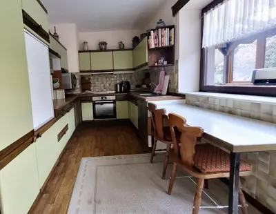 Küche/Küchenzeile in der Unterkunft BAT Home Solutions Trier-Euren - alles was ein Hotel nicht bietet - 10 Min zur Altstadt - 98 qm Scheune für 9 Personen mit Sternenhimmel, Wintergarten, Grill und Kino - barrierefrei dank Lift & Auffahrt