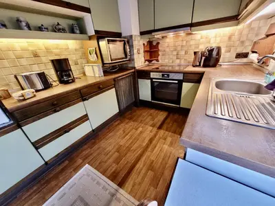 Küche/Küchenzeile in der Unterkunft BAT Home Solutions Trier-Euren - alles was ein Hotel nicht bietet - 10 Min zur Altstadt - 98 qm Scheune für 9 Personen mit Sternenhimmel, Wintergarten, Grill und Kino - barrierefrei dank Lift & Auffahrt