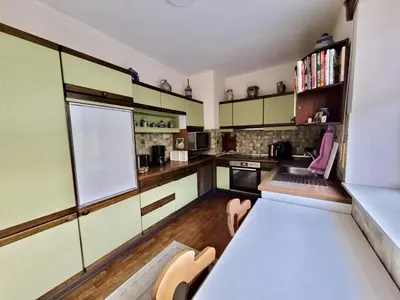 Küche/Küchenzeile in der Unterkunft BAT Home Solutions Trier-Euren - alles was ein Hotel nicht bietet - 10 Min zur Altstadt - 98 qm Scheune für 9 Personen mit Sternenhimmel, Wintergarten, Grill und Kino - barrierefrei dank Lift & Auffahrt