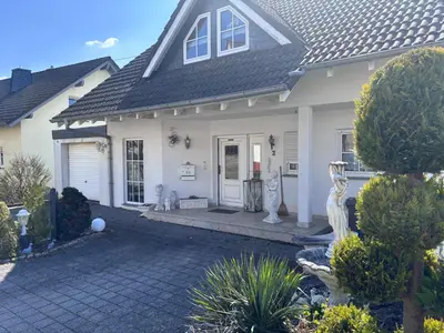 Das Gebäude in dem sich das Ferienhaus befindet