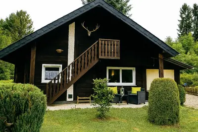 Ein Garten an der Unterkunft Steffis Hochwaldidyll