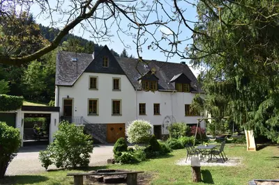 Ein Garten an der Unterkunft Ferienhaus mit zwei Wohnungen für 2-6 Personen in der Dreiherrenmühle an der Mosel