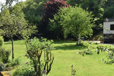 Ein Garten an der Unterkunft Ferienhaus mit zwei Wohnungen für 2-6 Personen in der Dreiherrenmühle an der Mosel