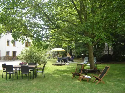 Ein Garten an der Unterkunft Ferienhaus mit zwei Wohnungen für 2-6 Personen in der Dreiherrenmühle an der Mosel