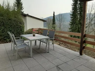 Ein allgemeiner Bergblick oder ein Berglick von des Ferienhauses aus