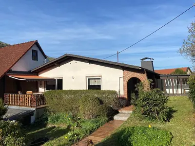 Das Gebäude in dem sich das Ferienhaus befindet