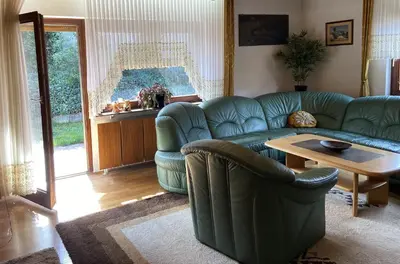 Ein Sitzbereich in der Unterkunft Ferienhaus im schönen Winzerdorf Kirschroth mit Sonnenterrasse und Wintergarten