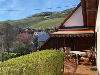 Ein allgemeiner Bergblick oder ein Berglick von des Ferienhauses aus