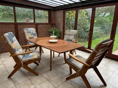 Ein Sitzbereich in der Unterkunft Ferienhaus im schönen Winzerdorf Kirschroth mit Sonnenterrasse und Wintergarten