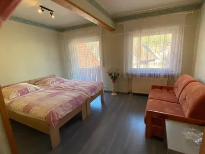Ein Bett oder Betten in einem Zimmer der Unterkunft Ferienhaus im schönen Winzerdorf Kirschroth mit Sonnenterrasse und Wintergarten