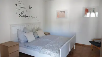 Ein Bett oder Betten in einem Zimmer der Unterkunft Ferienwohnung Weinberg mit tollem Moselblick