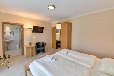 Ein Bett oder Betten in einem Zimmer der Unterkunft Gästehaus Binz-Meyer Fewo Paulsberg