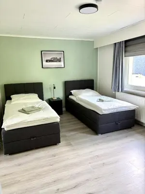 Ein Bett oder Betten in einem Zimmer der Unterkunft NBRingNest - Ferienhaus am Nürburgring in Adenau