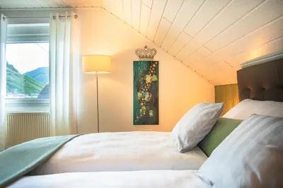 Ein Bett oder Betten in einem Zimmer der Unterkunft Happy Place Ferienwohnung mit Moselpanoramablick, Dachterrasse und Sauna