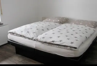 Ein Bett oder Betten in einem Zimmer der Unterkunft Ferienhaus Eifelsteig Krimihauptstadt Hillesheim