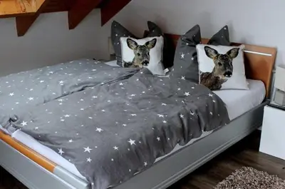 Ein Bett oder Betten in einem Zimmer der Unterkunft Ferienhaus Eifelsteig Krimihauptstadt Hillesheim