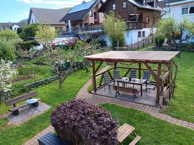 Ein Garten an der Unterkunft Ferienwohnung Götz