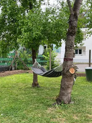 Ein Garten an der Unterkunft Ferienwohnung in Koblenz, nahe Uni und BWZK mit Garten