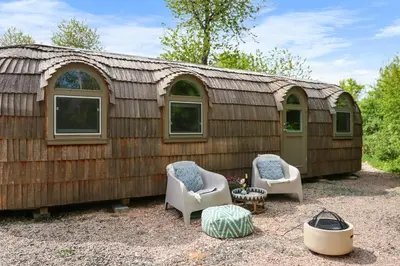 Ein Garten an der Unterkunft Iglucraft Tiny Haus im Naheland I Grill I Wasserspielpatz I W-LAN