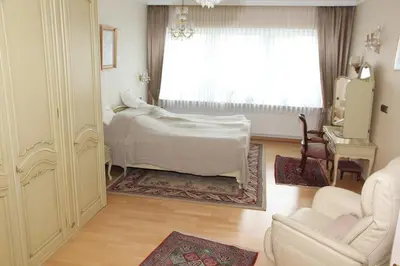 Ein Bett oder Betten in einem Zimmer der Unterkunft Ferienwohnung Mayener Jung mit schönem Innenhof