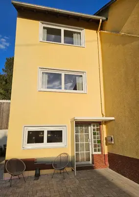 Das Gebäude in dem sich das Ferienhaus befindet
