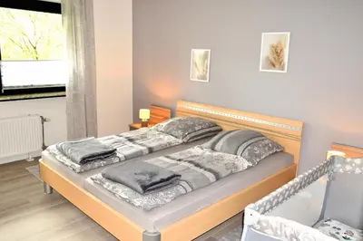 Ein Bett oder Betten in einem Zimmer der Unterkunft Ferienwohnung Soonwaldblick