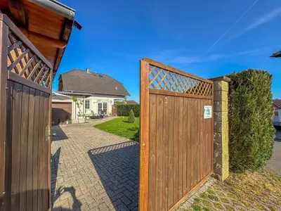 Das Gebäude in dem sich das Ferienhaus befindet