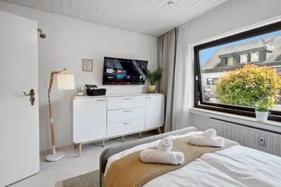 Ein Bett oder Betten in einem Zimmer der Unterkunft Modernes Studio im Erdgeschoss - ZachaStay Koblenz Guels