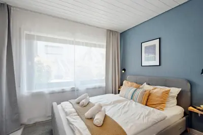Ein Bett oder Betten in einem Zimmer der Unterkunft Modernes Studio im Erdgeschoss - ZachaStay Koblenz Guels