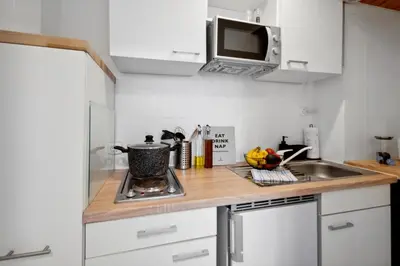 Küche/Küchenzeile in der Unterkunft Modernes Studio im Erdgeschoss - ZachaStay Koblenz Guels