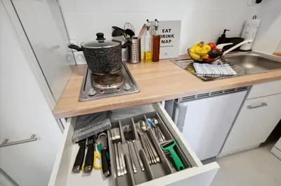 Küche/Küchenzeile in der Unterkunft Modernes Studio im Erdgeschoss - ZachaStay Koblenz Guels