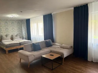Ein Bett oder Betten in einem Zimmer der Unterkunft 1-Zimmer-Apartment mit Pool und Kamin