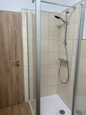 Ein Badezimmer in der Unterkunft 1-Zimmer-Apartment mit Pool und Kamin