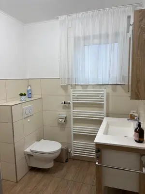 Ein Badezimmer in der Unterkunft 1-Zimmer-Apartment mit Pool und Kamin