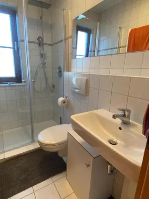 Ein Badezimmer in der Unterkunft Ferienwohnung Katharina im Weinort an der Mosel